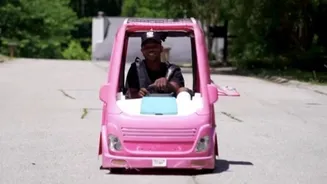Homem agora dirige carrinho da Barbie porque a gasolina está cara demais para seu carro normal