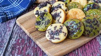 For a different snacking experience, try these Indonesian turmeric treats