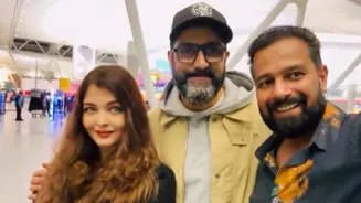 Aishwarya and Abhishek Pose With Fan On Vacation