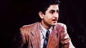 সোফায় বসে সুচিত্রা সেন, মহানায়িকার পায়ের সামনে ফুল হাতে হাঁটু গেরে বসে রাজ কাপুর! সেদিন ফাঁকা ঘরে যা হয়েছিল তা চমকে দেওয়ার মতো