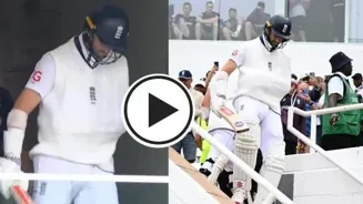Injured Woakes walks out to bat with one hand