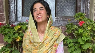 Azmi Praises Azad's 'Songs Of Paradise'