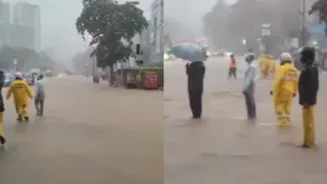 Goregaon Traffic Slowed By Highway Waterlogging