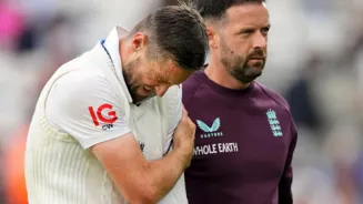 Woakes plans to skip surgery to play Ashes