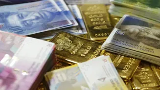 Gold Hits Record High as Dollar Weakens