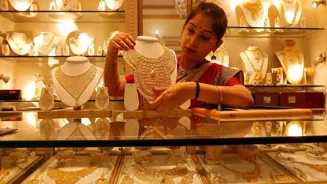 Gold Prices Dip on Dollar Strength, Fed Focus