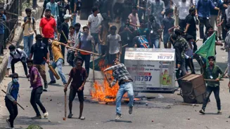 Student Clashes Injure Hundreds in Bangladesh