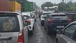 Mumbai-Pune Expressway Sees Heavy Holiday Traffic