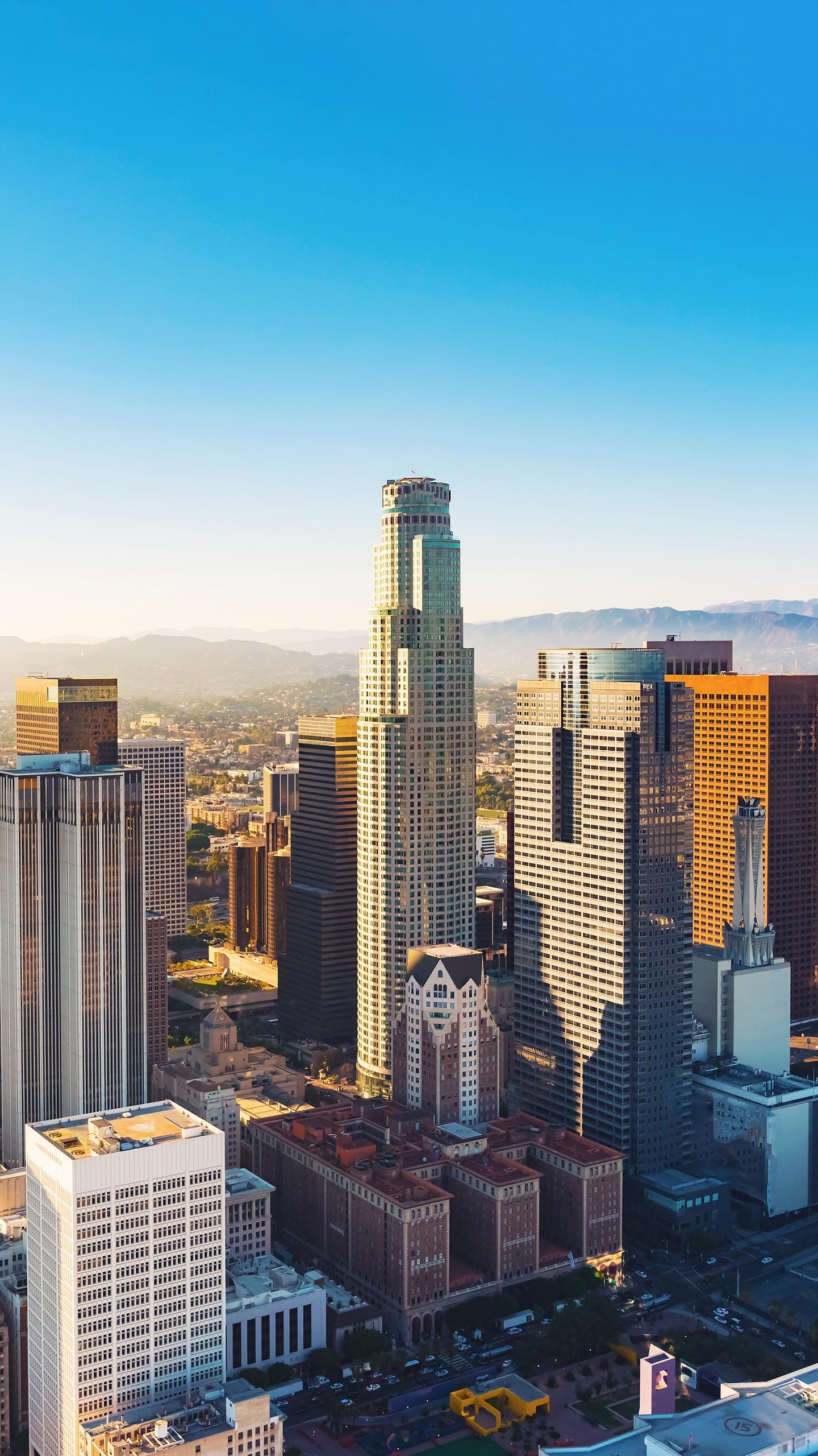 Amber Lee Forecasts Clearing Skies and Mild Temperatures in Los Angeles