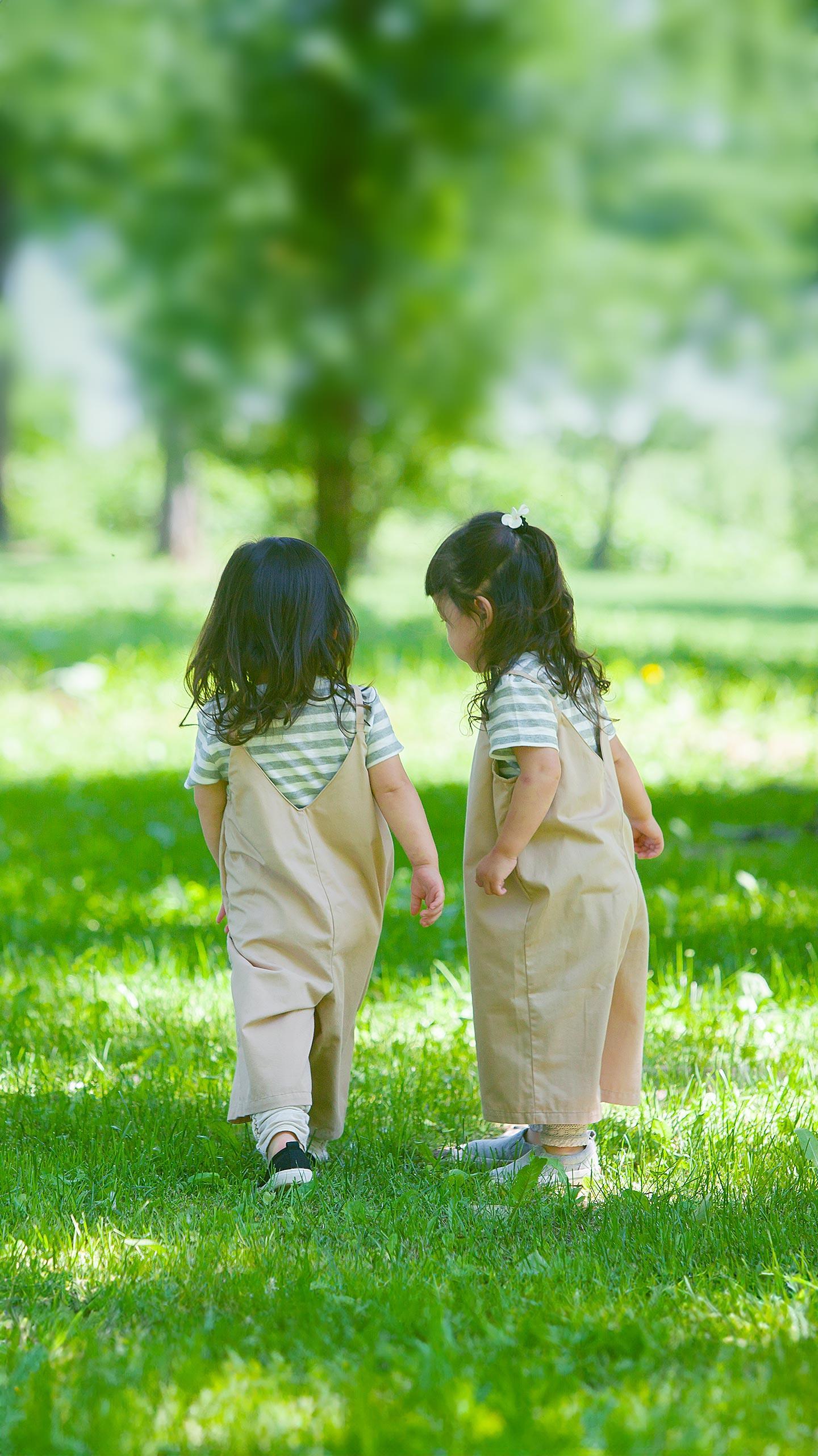 Parenting Coach Advocates for Individuality in Twin Development