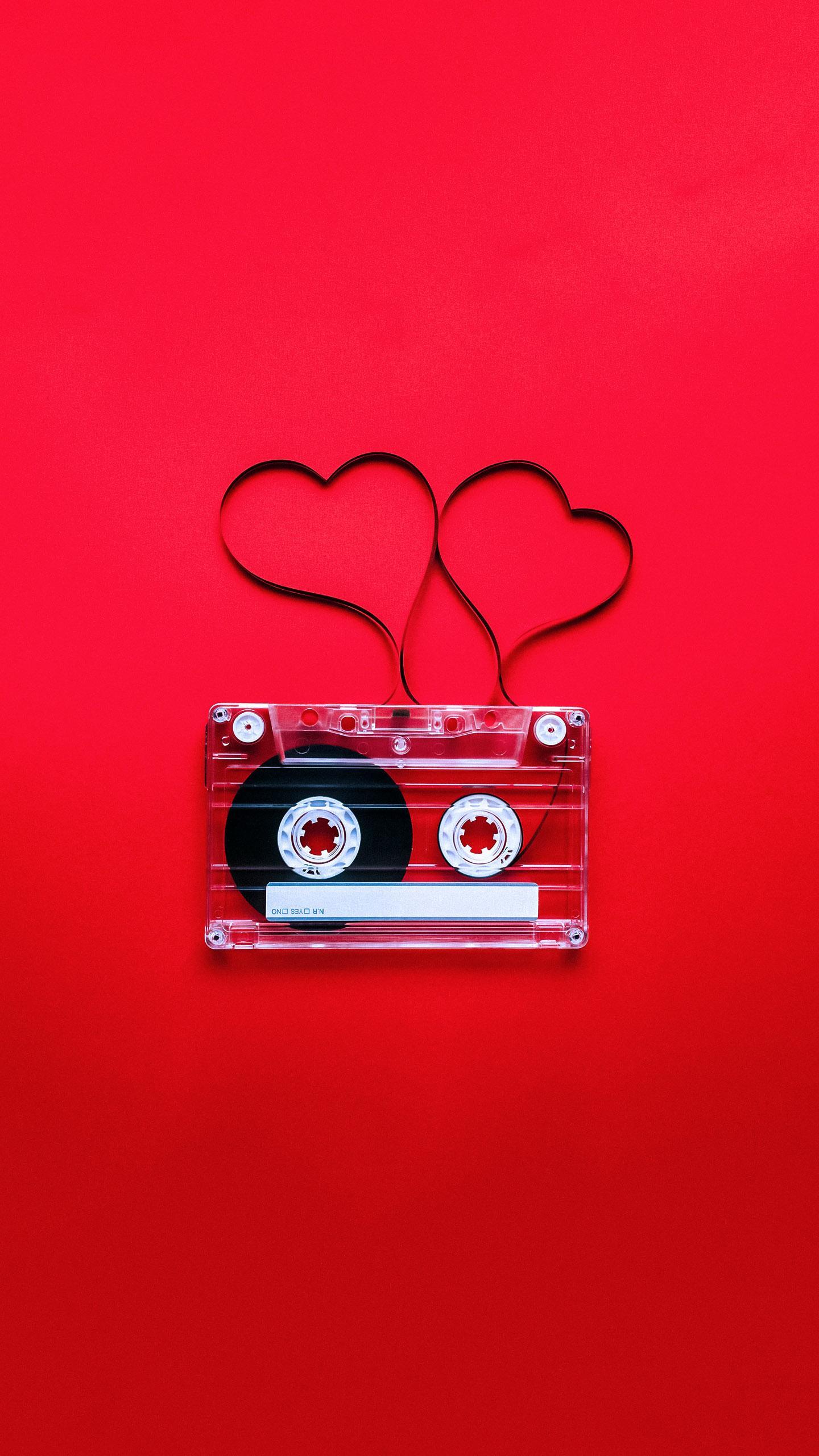 Music Enthusiasts Share Their Favorite Make-Out Songs, Sparking Conversations on Romantic Playlists