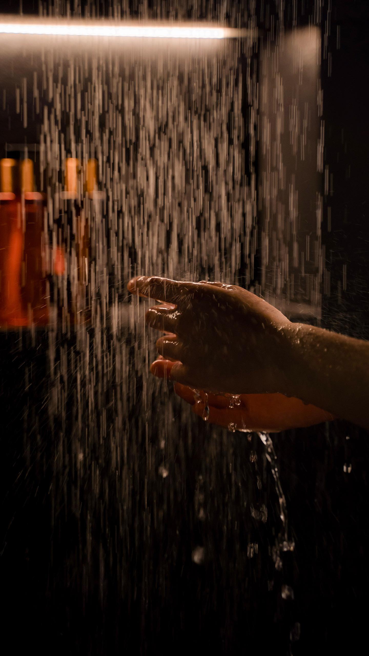 Dermatologists Warn Hot Showers Can Damage Skin Barrier, Recommend Moisturizing Products