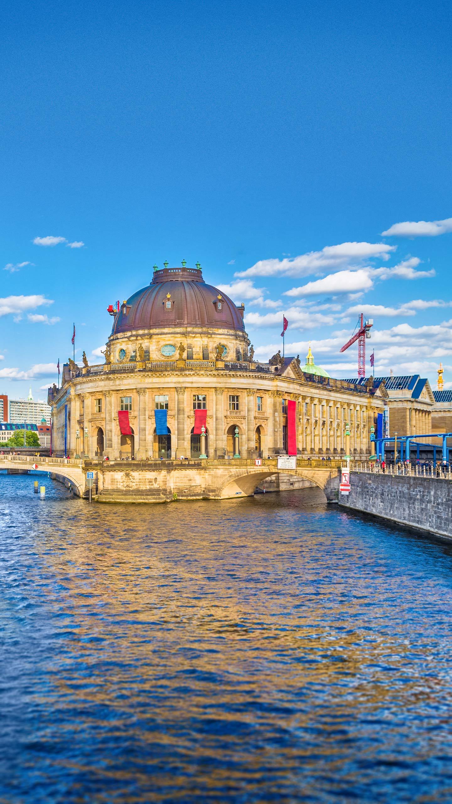 German Museum's 'Grumpy Guide' Tour Gains Popularity