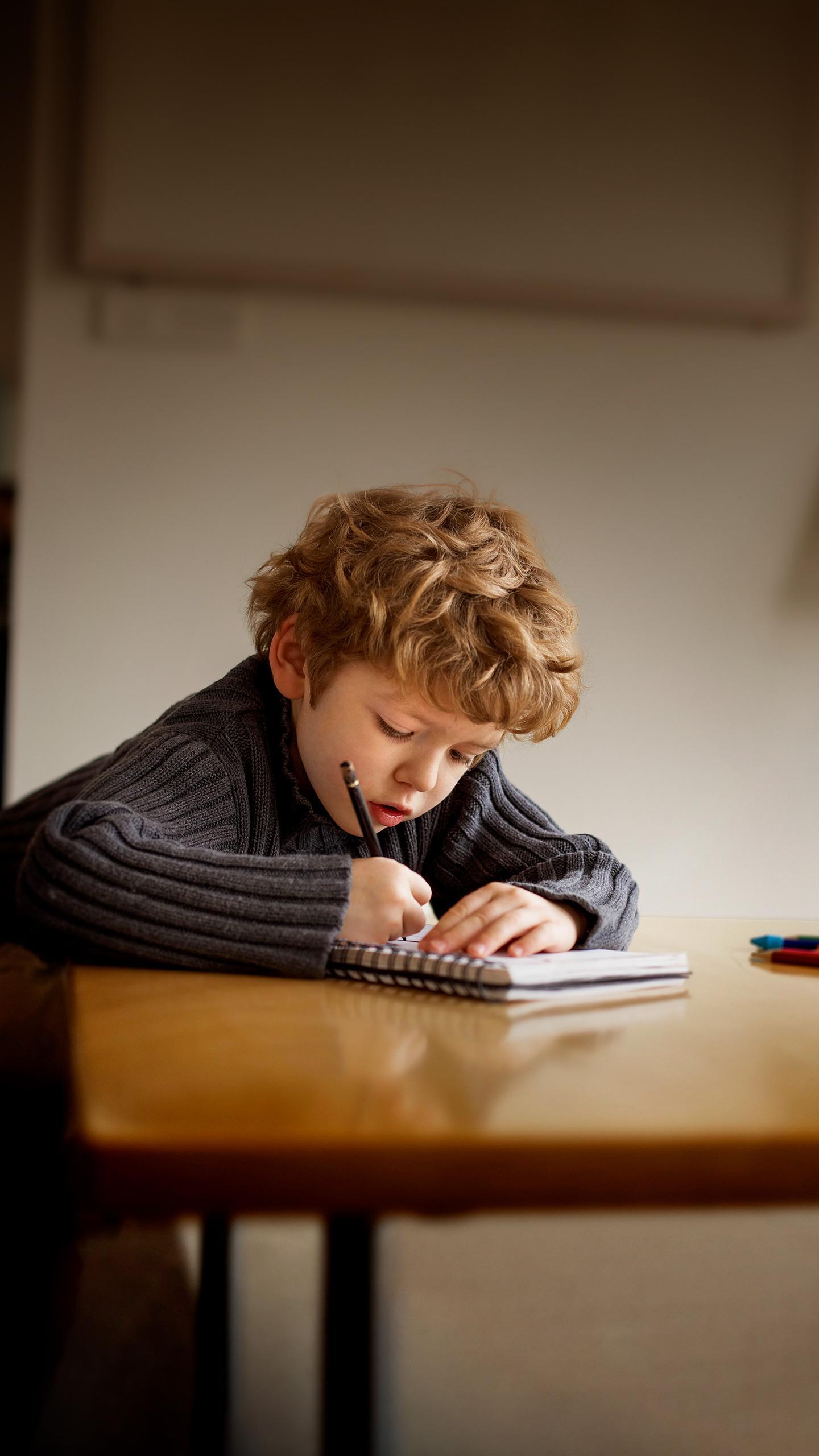 Unschooling Movement Gains Attention Amid Criticism and Praise