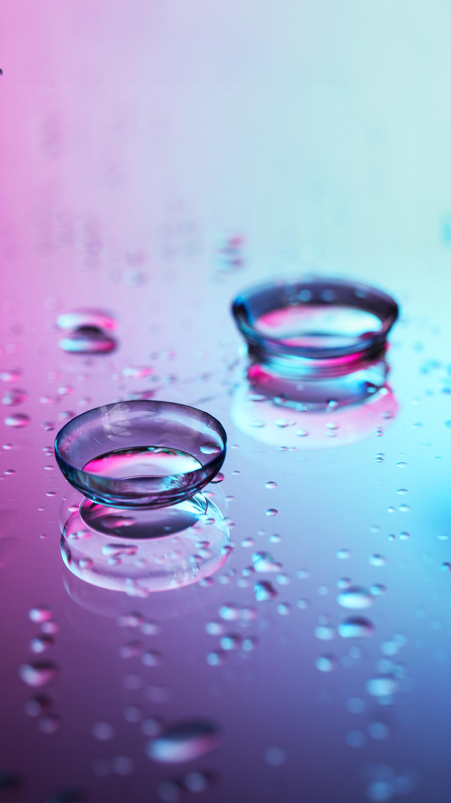 Health Experts Warn Against Showering with Contact Lenses Due to Infection Risks