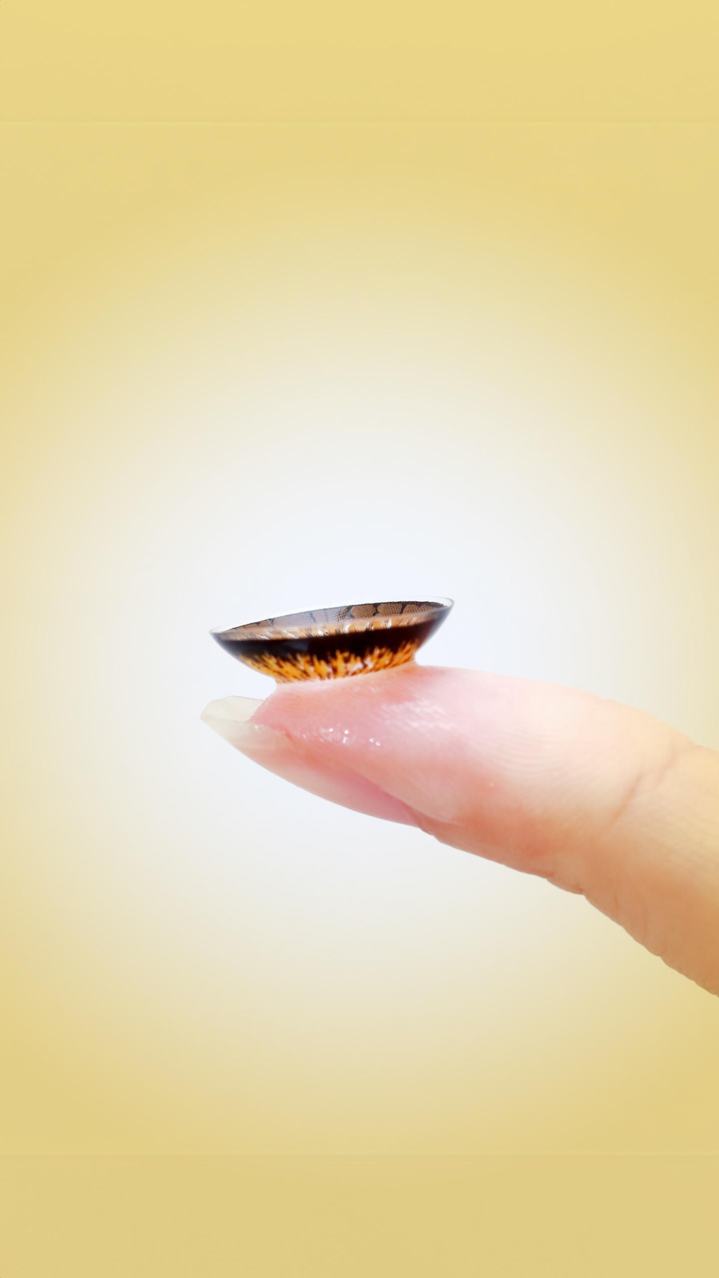 Ophthalmologists Warn Against Showering with Contact Lenses Due to Infection Risks