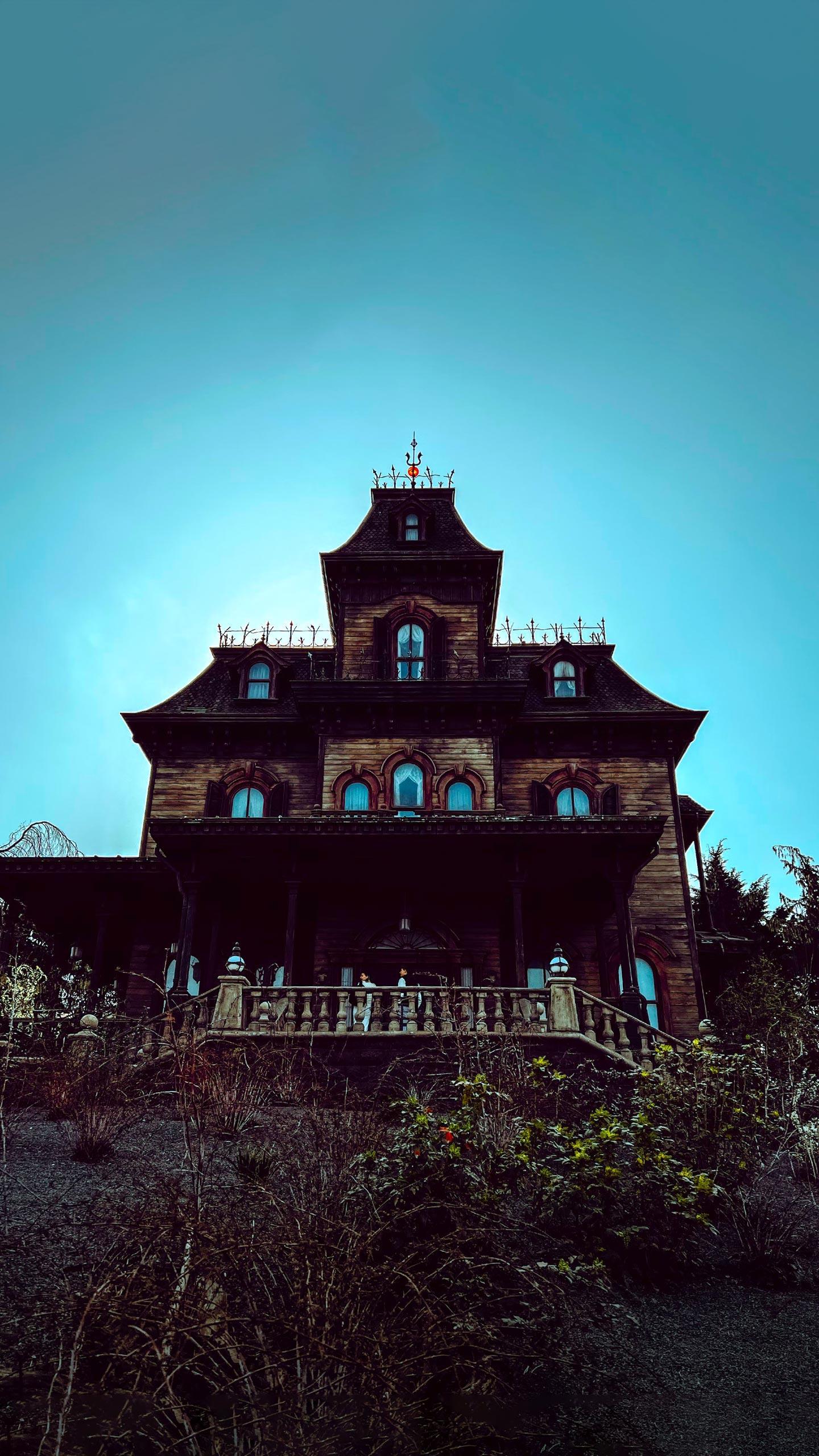 Family-Run Haunted House in Van Nuys Draws Thousands with Elaborate Halloween Displays