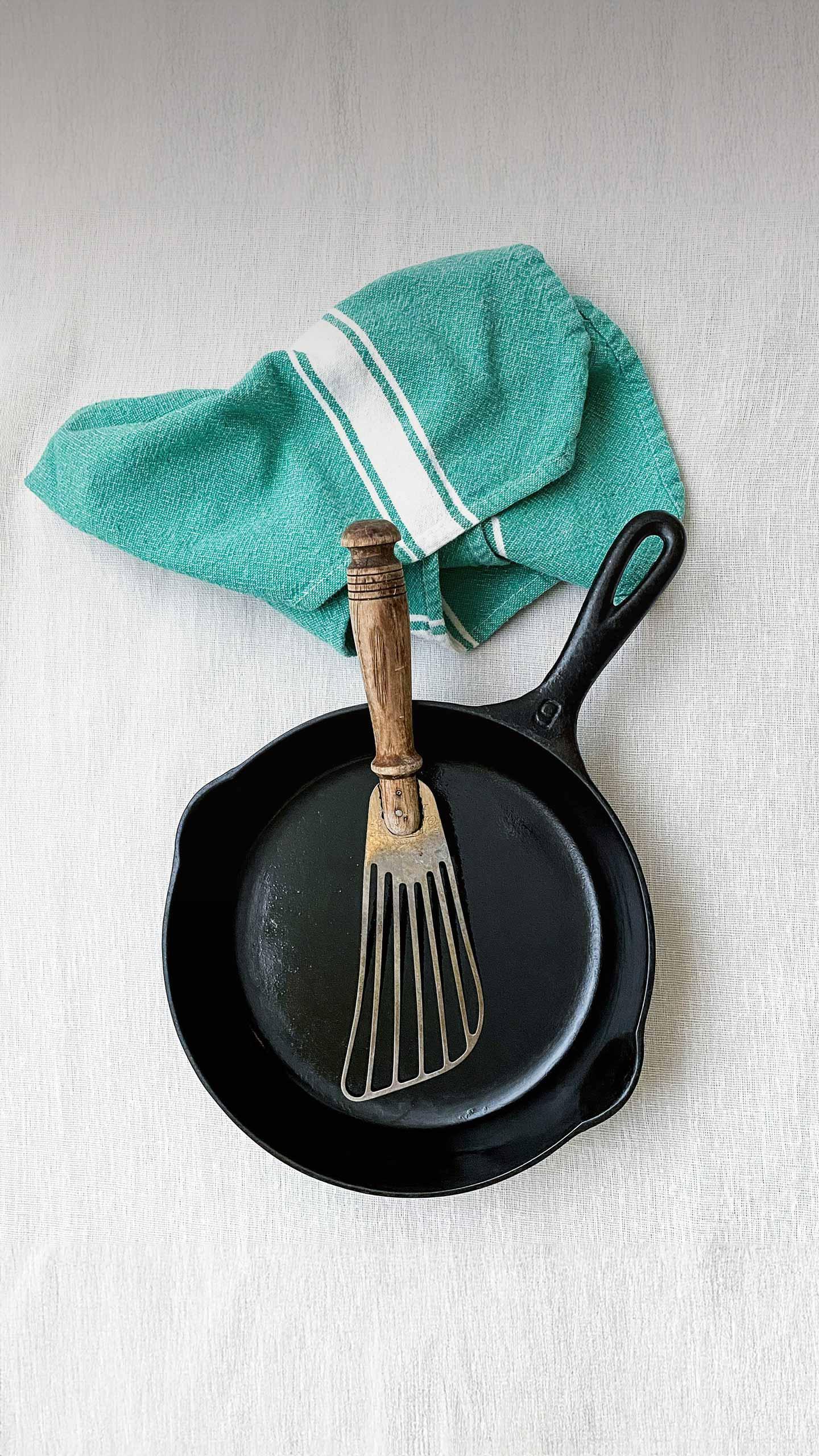 CNET Reveals Effective Cast-Iron Skillet Cleaning Method Using Pantry Staple