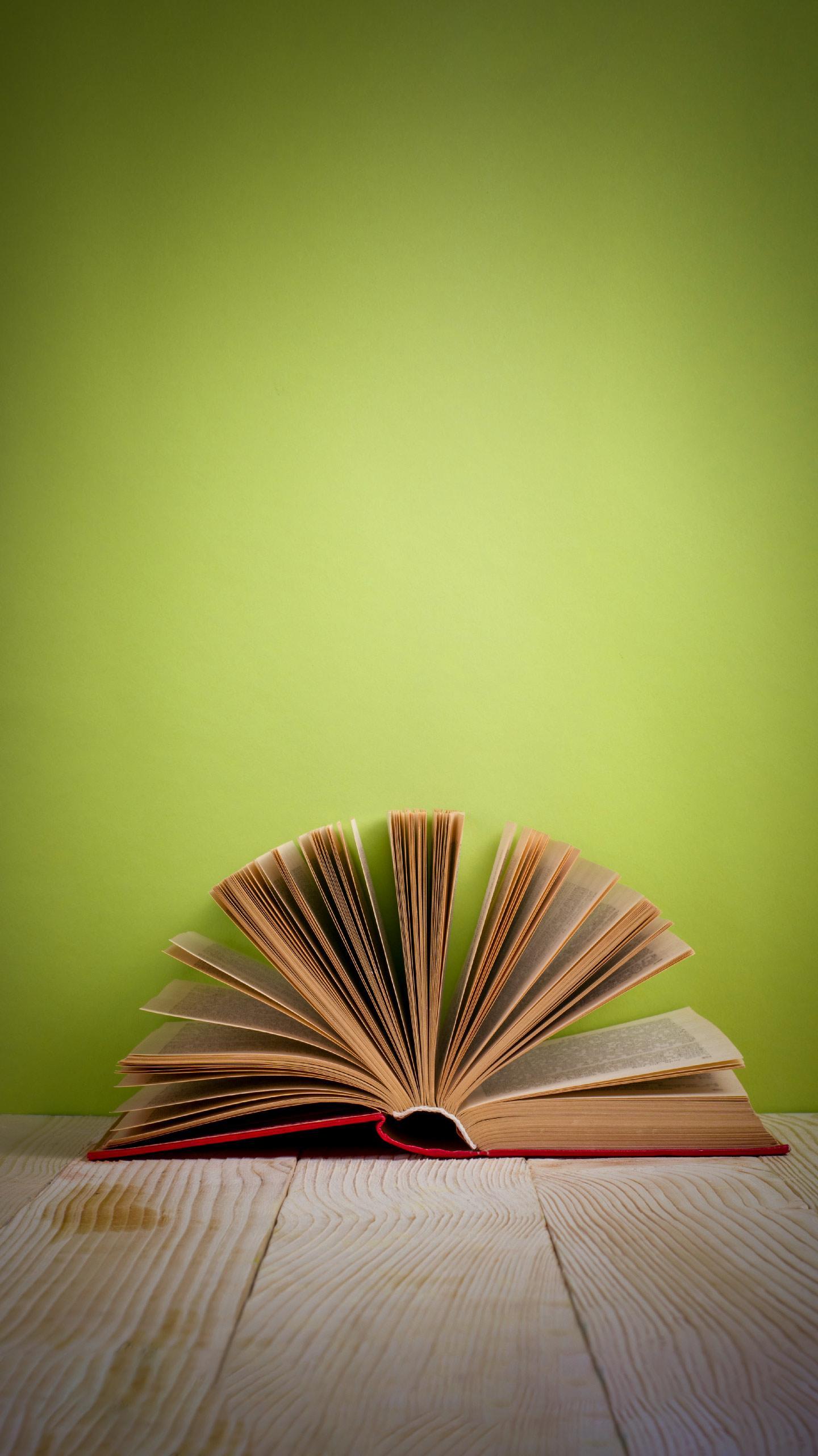 Man's Reaction to Girlfriend's DMs Sparks Debate on Open Relationships